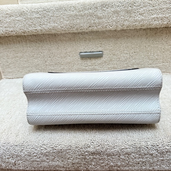 Louis Vuitton Twist MM Bag in white EPI Leather with Pink & Orange Accents - Picture 14 of 16